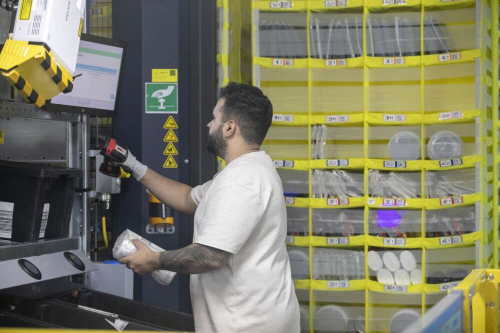 Un trabajador en un centro logístico. Foto: Jorge Peteiro / Europa Press