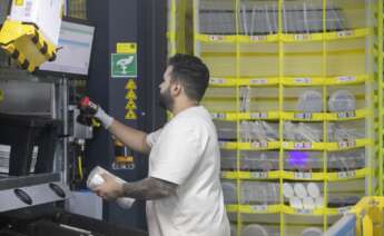 Un trabajador en un centro logístico. Foto: Jorge Peteiro / Europa Press