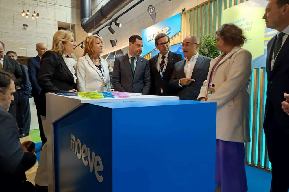 El presidente de la Junta de Andalucía, Juanma Moreno, visita el stand de Moeve en el II Congreso Nacional de Hidrógeno Verde, junto a Jorge Paradela y Carolina España