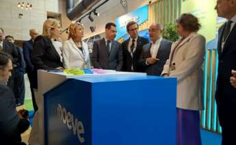 El presidente de la Junta de Andalucía, Juanma Moreno, visita el stand de Moeve en el II Congreso Nacional de Hidrógeno Verde, junto a Jorge Paradela y Carolina España