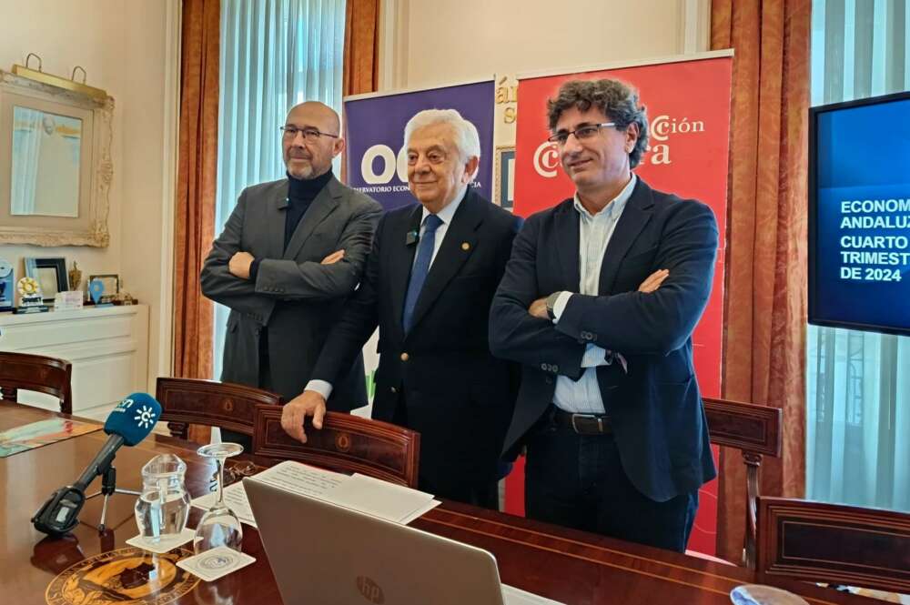 El presidente del OEA, Francisco Ferraro; el presidente de la Cámara de Comercio de Sevilla, Francisco Herrero; y el profesor de Economía Aplicada de la UPO, Manuel Alejandro Hidalgo.