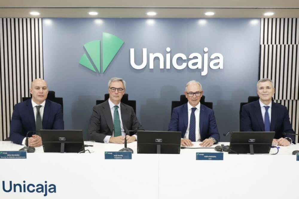 De izquierda a derecha, el director de relación con inversores de Unicaja, Jaime Hernández; el presidente, José Sevilla; el CEO, Isidro Rubiales, y el director general de finanzas, Pablo González.