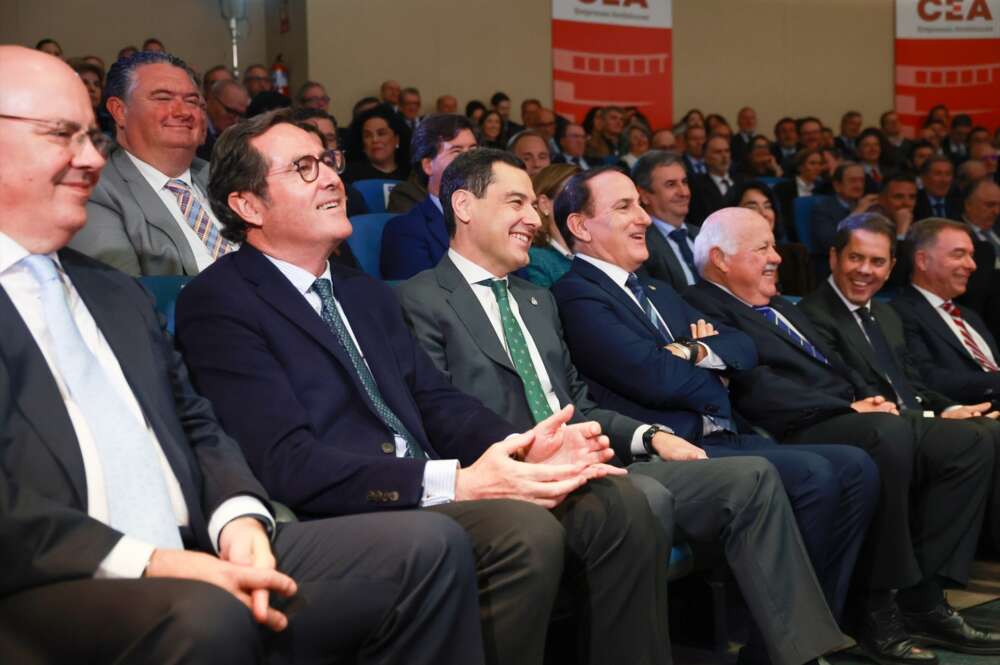 Antonio Garamendi (CEOE), junto a Javier González de Lara (CEA), Gerardo Cuerva (Cepyme) y Juanma Moreno (Junta de Andalucía). Rocío Ruz / Europa Press