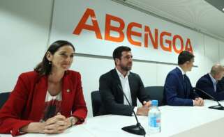 Enrique Riquelme, presidente de Cox (centro), tras la adquisición de Abengoa en 2023.