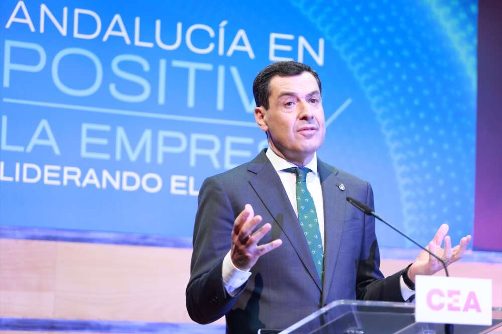 El presidente de la Junta de Andalucía, Juanma Moreno, interviene en la clausura del ciclo de la CEA 'Andalucía en positivo, la empresa liderando el futuro'.