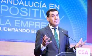 El presidente de la Junta de Andalucía, Juanma Moreno, interviene en la clausura del ciclo de la CEA 'Andalucía en positivo, la empresa liderando el futuro'.