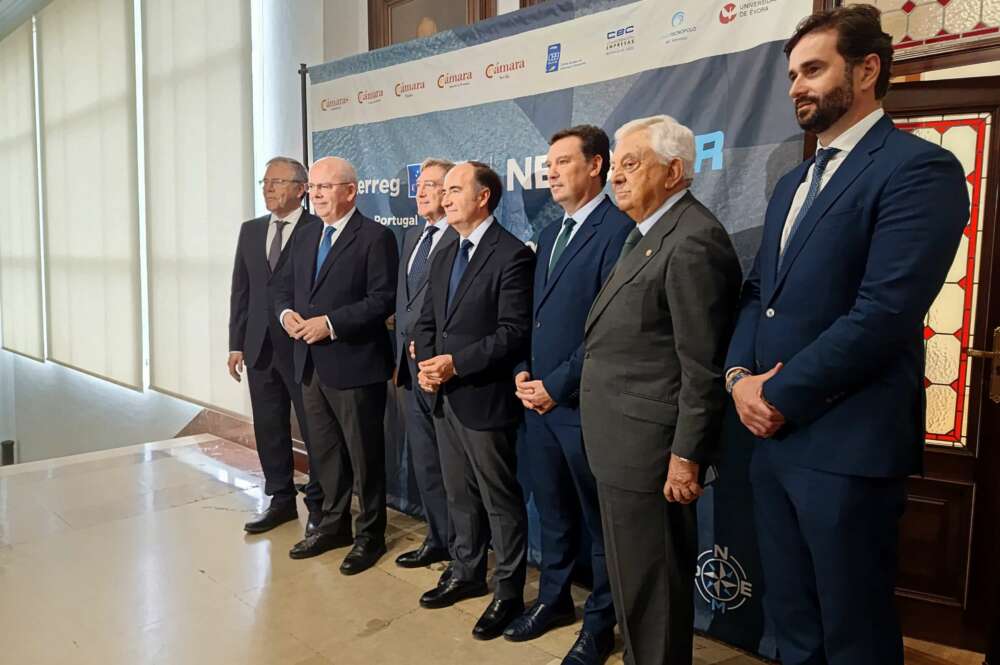 Los presidentes de las autoridades portuarias de Huelva, Sevilla y Algeciras (centro), junto a representantes de la Cámara de Sevilla y Consejo Andaluz de Cámaras de Comercio.