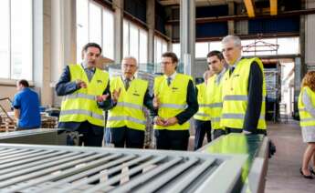 El presidente de la Xunta, Alberto Núñez Feijóo, y el vicepresidente económico, Francisco Conde, en una visita a las instalaciones de Alumán