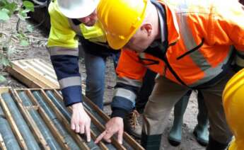 Alberto Lavandeira, consejero delegado de Atalaya Mining, comprueba el resultado de un sondeo realizado en una finca particular dentro del recinto de Touro