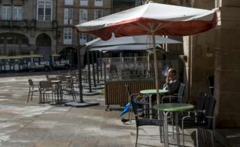 Un hombre fuma en la terraza de un bar