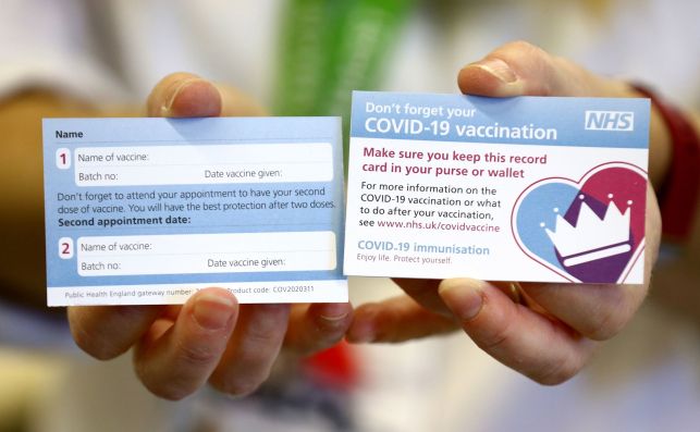 Una tarjeta que se dará a los pacientes que se vacunen contra la Covid-19 en Reino Unido para recordarles la cita para inyectar la segunda dosis | EFE/EPA/GF/Archivo