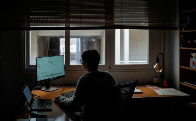 Una mujer trabaja desde su domicilio en Madrid. Los jóvenes españoles son más anuentes a teletrabajar debido a la pandemia de coronavirus | EFE/EN/Archivo