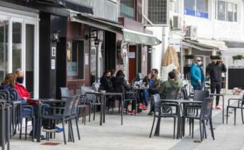 Comensales disfrutan en la terraza de un establecimiento abierto en Sanxenxo a 7 de noviembre de 2020 - Beatriz Ciscar