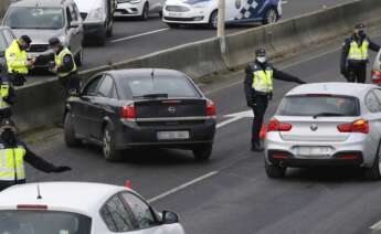 Los cuerpos de seguridad incrementaron en Galicia los controles de movilidad en las zonas de mayor incidencia del Covid durante la tercera ola. EFE/Brais Lorenzo