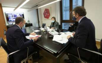 O presidente da Xunta, Alberto Núñez Feijóo, acompañado do conselleiro de Sanidade, Julio García Comesaña, e da conselleira de Política Social, participa na reunión por videoconferencia do comité clínico de expertos sanitarios.