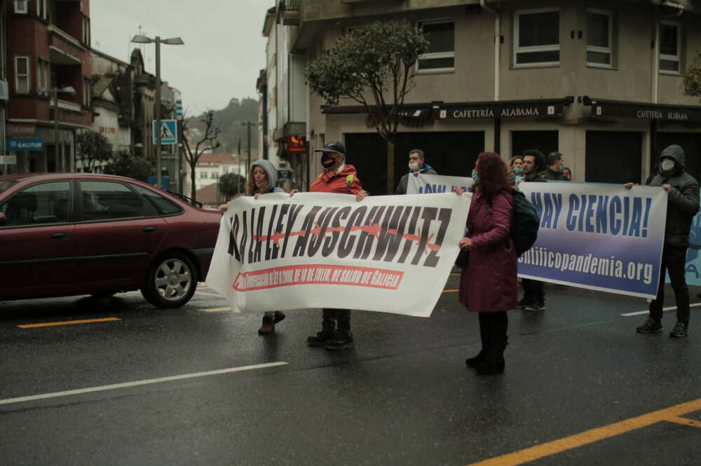 La pancarta que iba en la cabecera de la manifestación negacionista de Santiago / Inés Iglesias