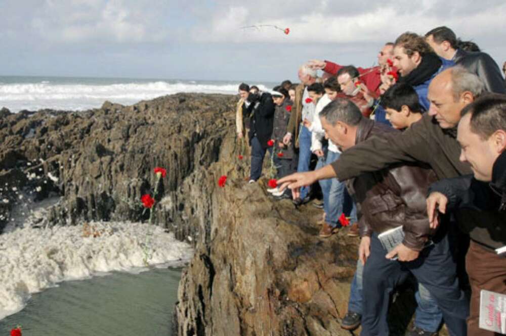 Un centenar de personas arrojan flores al mar en As Furnas en recuerdo de Ramón Sampedro