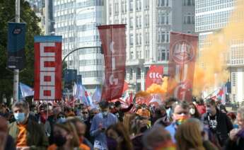 Miles de personas han secundado la manifestación por el futuro de Alu Ibérica en las calles de A Coruña / E.P.