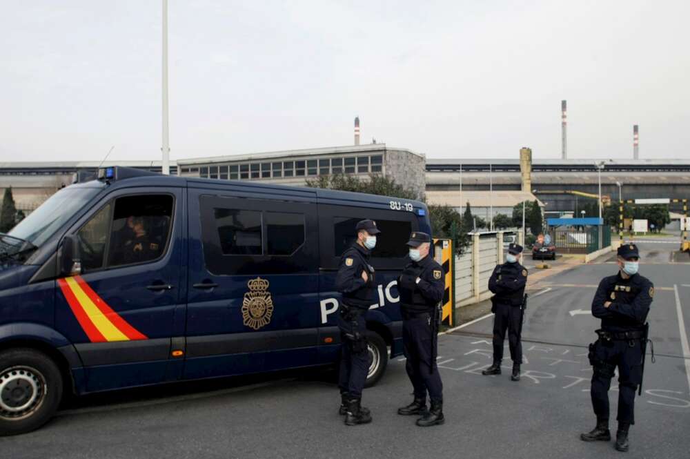 Operativo policial de la UDEF en la planta de Alu Ibérica en A Coruña. EFE/Cabalar