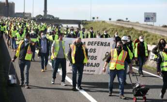 Decenas de trabajadores de la fábrica de Ence se manifiestan por el cierre de la fábrica, en Lourizán, Pontevedra, Galicia (España). Europa Press