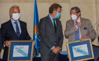 El presidente de la Xunta de Galicia, Alberto Núñez Feijoo (c), durante la entrega de las insignias de oro de la Asociación Día de Galicia en Asturias al presidente del Tribunal Superior de Justicia de Asturias, Jesús María Chamorro (i), y al ex alcalde de La Coruña y ex embajador de España ante la Santa Sede, Francisco Vázquez (d). EFE/Alberto Morante