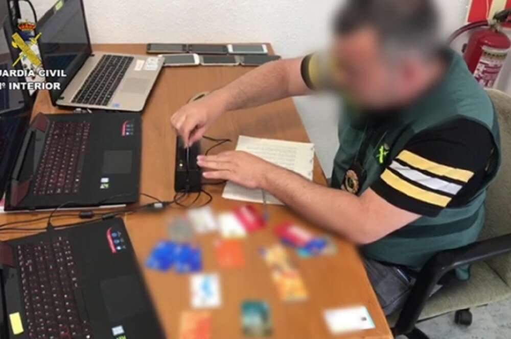 Imagen de archivo de una operación de la Guardia Civil en 2019 contra una organización de falsificaba tarjetas bancarias