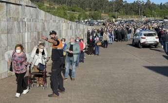 Una larga fila de personas se aglomera en la vacunación masiva de Santiago de Compostela a 6 de abril de 2021. Foto: Europa Press