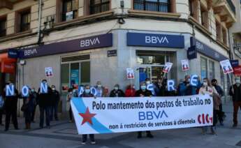 Protesta de la CIG frente al BBVA de la Praza de Catro Camiños en A Coruña / CIG