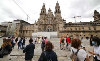 Turistas en la Praza do Obradoiro de Santiago / EFE