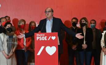 Ángel Gabilondo, candidato del PSOE a la Comunidad de Madrid, comparece la noche electoral después de que su partido quedara relegado a la tercera fuerza política del Parlamento madrileño / EFE