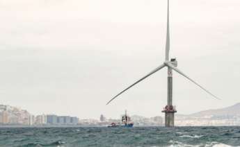 Imagen de una torre de un paque eólico marino. Foto: EFE