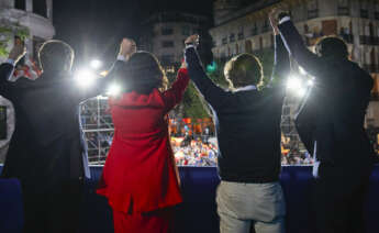 Pablo Casado, Isabel Díaz Ayuso, Martínez Almeida y Teodoro García Egea celebran la victoria electoral desde el balcón de la sede del PP en Génova / EP