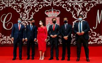 La presidenta de la Comunidad de Madrid, Isabel Díaz Ayuso (3i) junto con el presidente de Castilla y León, Alfonso Fernández Mañueco (i), el presidente de Andalucía, Juanma Moreno (2i) el presidente del PP, Pablo Casado (3d), el presidente de la Xunta, Alberto Núñez Feijóo (2d) y el presidente de Murcia, Fernando López Miras (d) posan tras la investidura de Ayuso celebrada en la Real Casa de Correos este sábado. EFE/J.J. Guillén