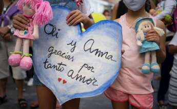 Un millar de personas se concentra en la plaza de La Candelaria de Santa Cruz de Tenerife como repulsa por la muerte de la niña Olivia. EFE/Ramón de la Rocha