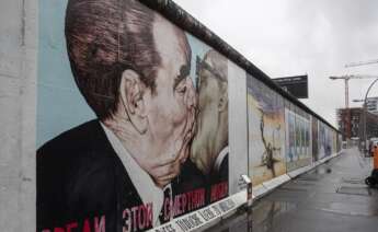 Una vista muestra la East Side Gallery vacía en Berlín, Alemania, el 6 de enero de 2021. EFE / EPA / HAYOUNG JEON