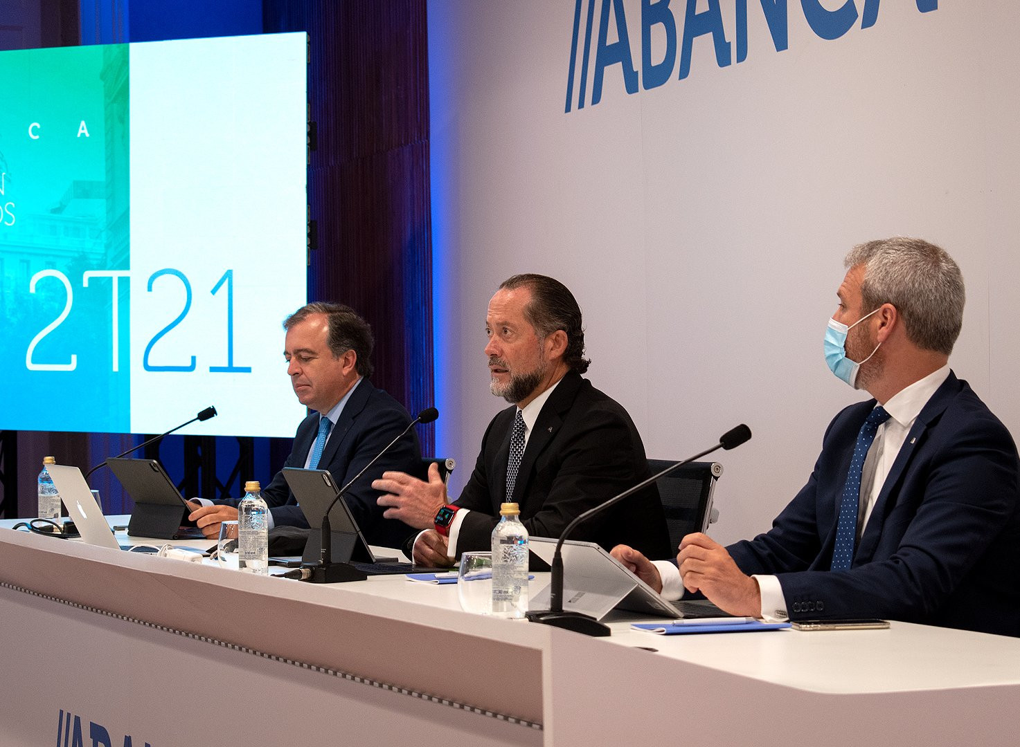 e izquierda a derecha: Francisco Botas, consejero delegado de ABANCA; Juan Carlos Escotet Rodríguez, presidente de ABANCA; y Alberto de Francisco, director general de Finanzas de ABANCA