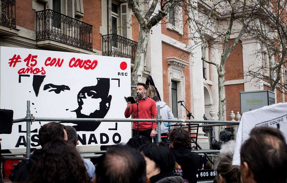 David Couso, uno de los hermanos de José Couso, en una concentración ante la embajada de EEUU en Madrid. EFE/Luca Piergiovanni