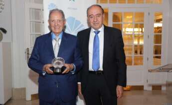 Olegario Vázquez Raña recibe el premio al empresario gallego en América de manos del presidente de Aegama, Julio Lage / Manuel Seixas Calviño