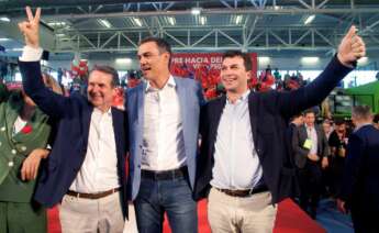 Pedro Sánchez junto a Abel Caballero, alcalde de Vigo, y Gonzalo Caballero, secretario xeral del PSdeG / EFE