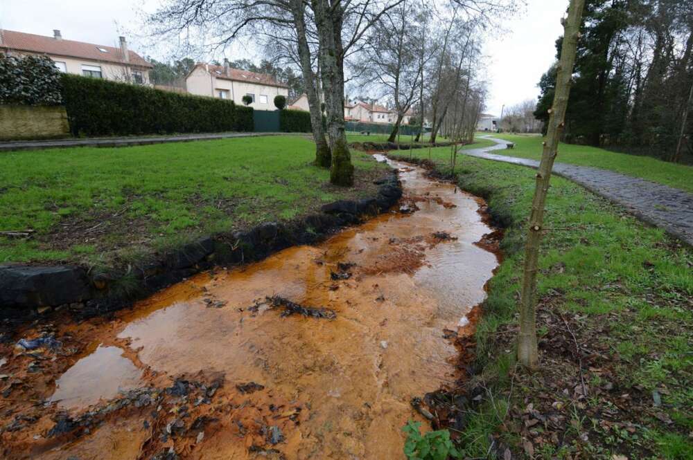 Contaminación minera en el río Portapego a su paso por Touro / Salvemos Cabana