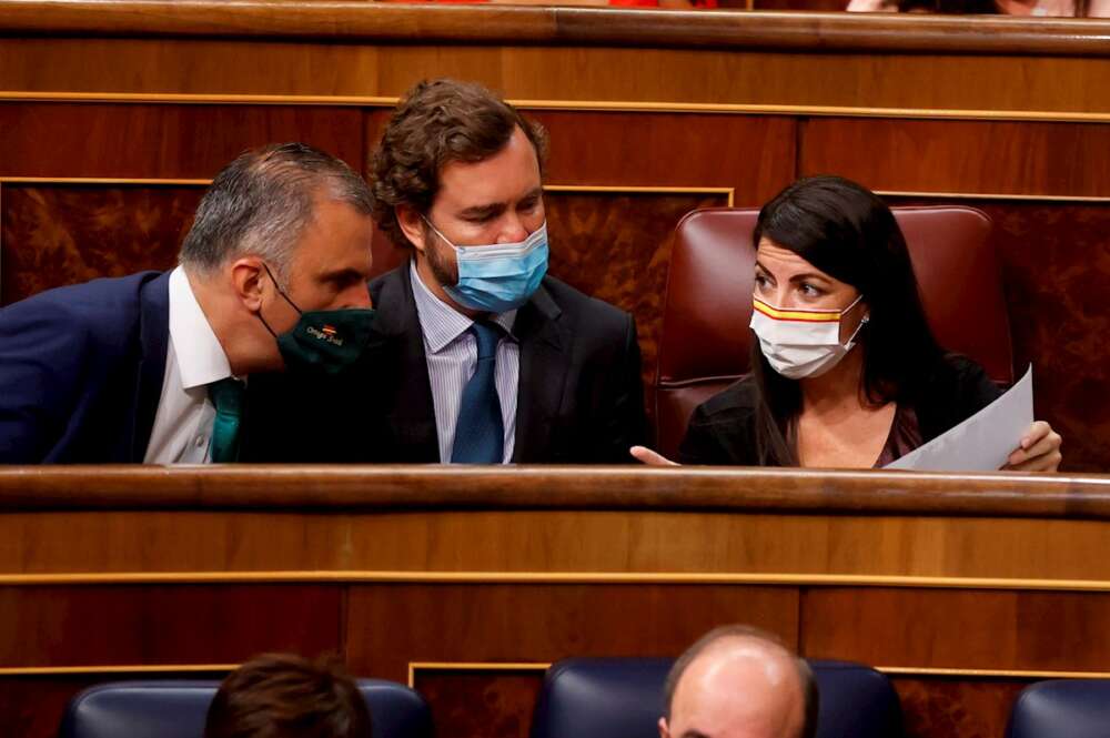 La diputada de Vox, Macarena Olona (d) junto al secretario general del partido Javier Ortega Smith (i) y el portavoz parlamentario Iván Espinosa de los Monteros (C) durante la sesión de control al Gobierno celebrada este miércoles / Juan Carlos Hidalgo /EFE