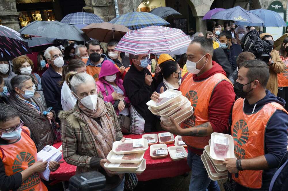 Acción sindical convocada por UUAA (Unions Agrarias) de denuncia de la situación que atraviesan los ganaderos de carne de Galicia. Reparten piezas de carne en bandejas. Praza do Toural. - ÁLVARO BALLESTEROS