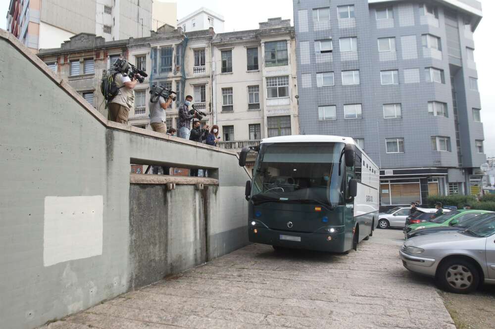 Autobús de la Guardia Civil con acusados por el crimen de Samuel Luiz ante los juzgados - M. Dylan