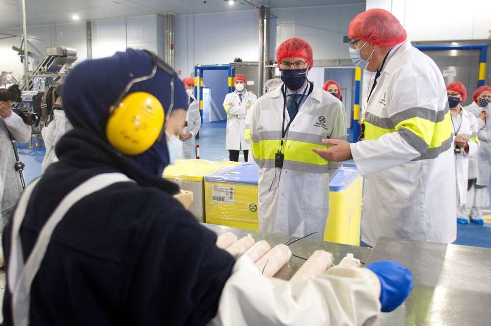 El presidente de la Xunta, Alberto Núñez Feijóo, en una visita a nuevas instalaciones de Iberconsa en Vigo. Foto: EFE