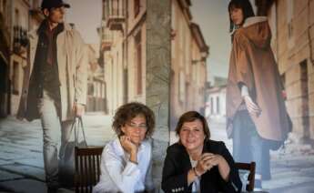 Cristina Mariño y Dora Casal, directora de marca y directora ejecutiva de Roberto Verino, en la presentación de su colección cápsula Caminae. EFE/Brais Lorenzo