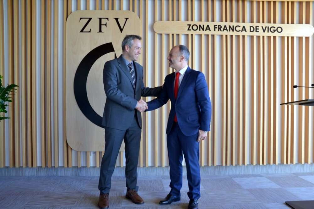 David Regades con el director de la planta de Stellantis en Vigo, Ignacio Bueno