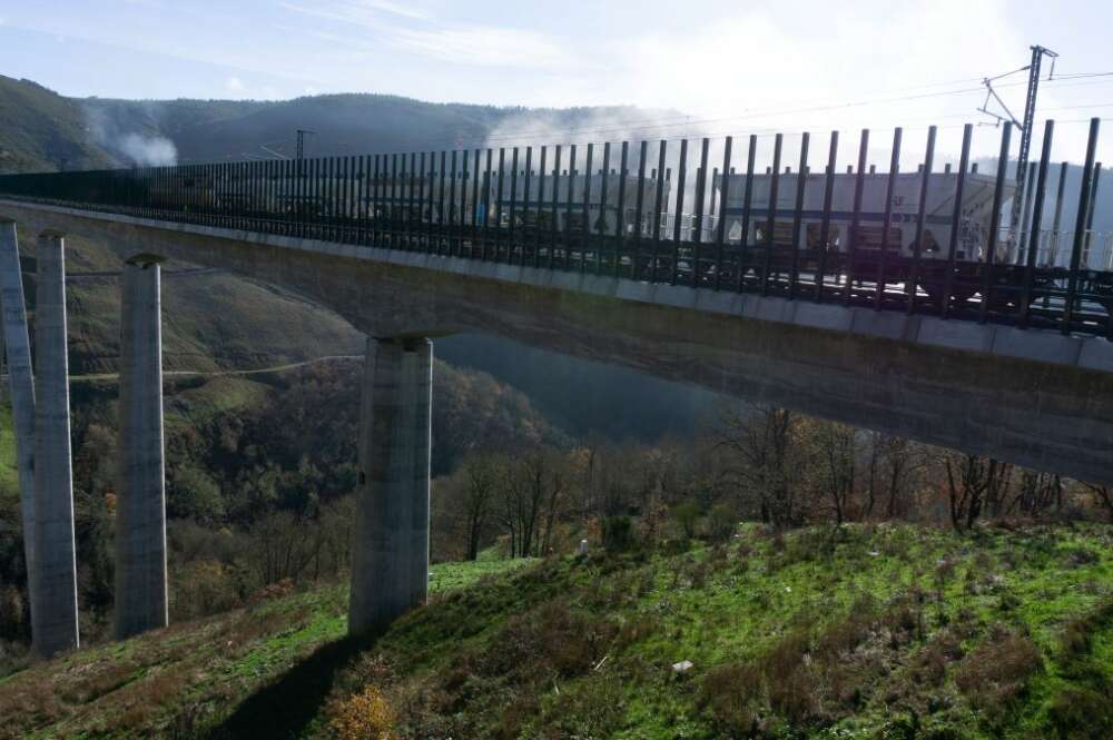 Pruebas del AVE en el viaducto de Teixeiras de la línea de alta velocidad entre Madrid y Galicia / Adif Alta Velocidad