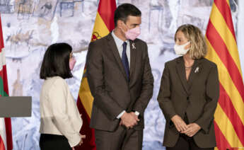 Pedro Sánchez junto a la vicepresidenta de la Fundación Amancio Ortega y mujer del fundador de Inditex, Flora Pérez Marcote; y Carolina Darias, ministra de Sanidad / E.P.