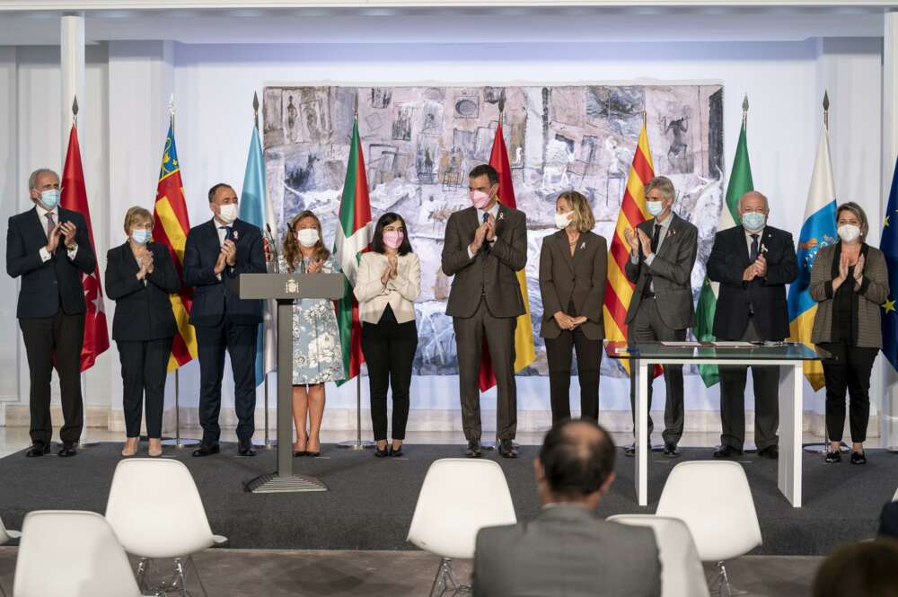 Los vicepresidentes de la Fundación Amancio Ortega, Flora Pérez y José Arnau, celebran junto a Pedro Sánchez, Carolina Darias y los consejeros de sanidad de las comunidades autónomas la firma del convenio / E.P.