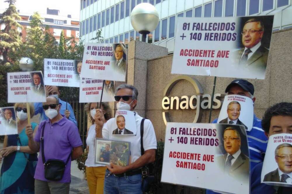 Víctimas del Alvia siniestrado en Santiago protestaron frente a la sede de Enagás por el fichaje de José Blanco